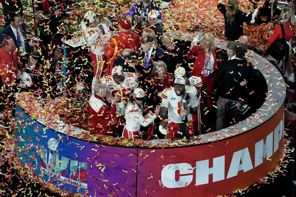 SPEKTAKL U ARIZONI „Zakrpljeni“ Mahoms odveo Čifse do Lombardijevog trofeja! Iglsi pali osam sekundi pre kraja (FOTO+VIDEO)