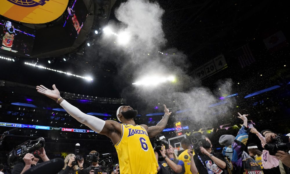 NIKO KAO LEBRON Džejms je novi kralj strelaca! Ovo je koš kojim je srušio Džabara (VIDEO)