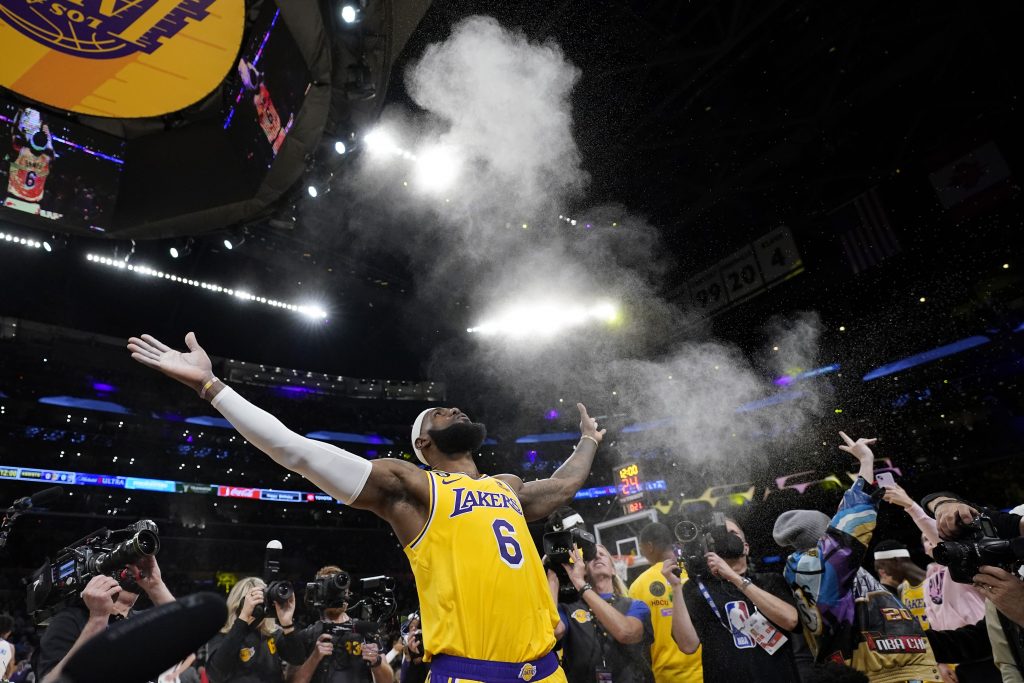 NIKO KAO LEBRON Džejms je novi kralj strelaca! Ovo je koš kojim je srušio Džabara (VIDEO)