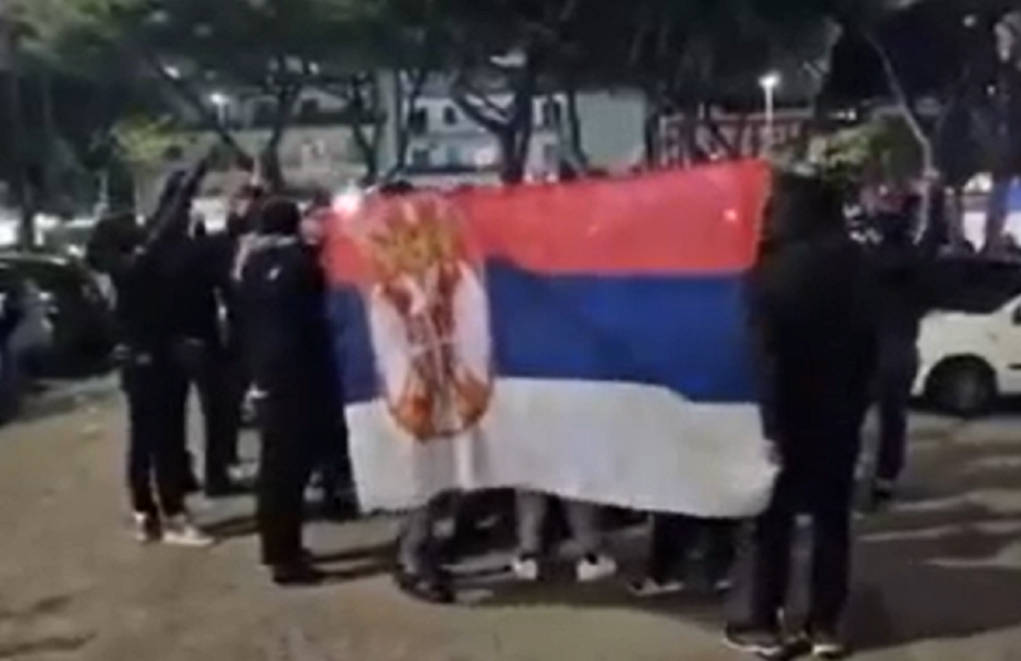 SVET ULTRASA „Delije“ nedavno naterale u beg „romaniste“ u Rimu i oteli im zastave, a sada im Napolitanci odali priznanje isticanjem srpske trobojke (VIDEO)