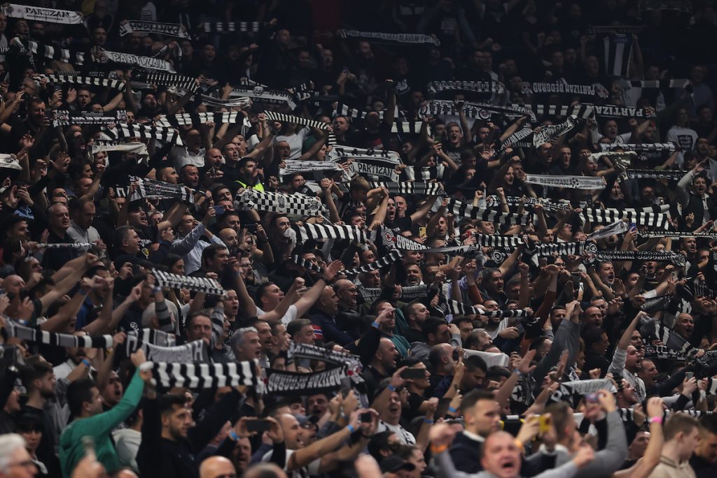 CRNO-BELA PORODICA Srpska teniserka i njen slavni dečko bodrili Partizan, Željko ih izgrlio ispred svlačionice! (FOTO)