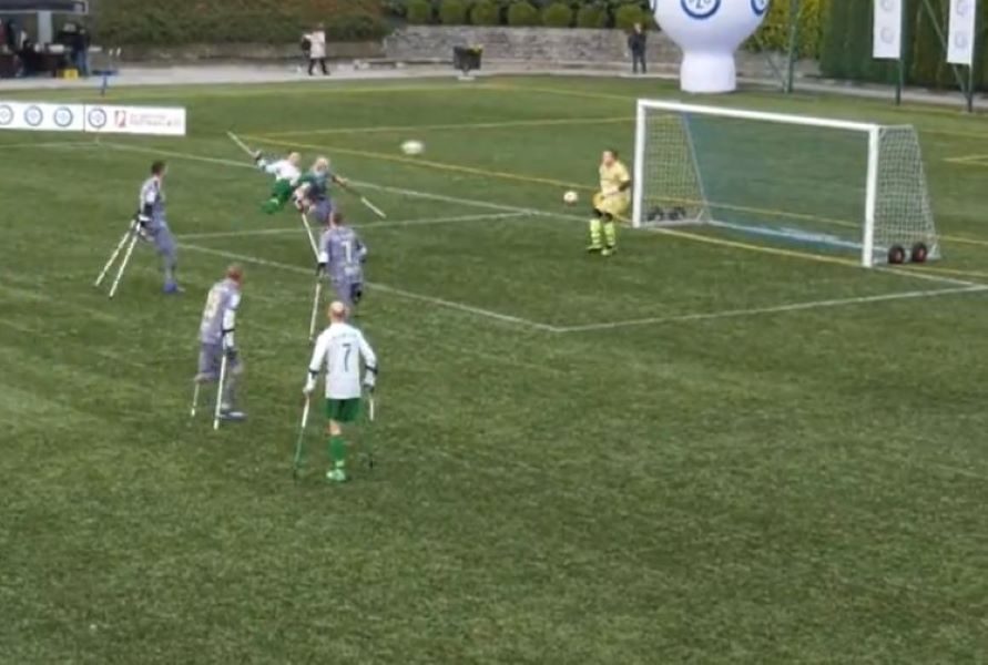 MAJSTOR I SA JEDNOM NOGOM „Puškašovu nagradu“ za najlepši gol dobio fudbaler sa invaliditetom (VIDEO)