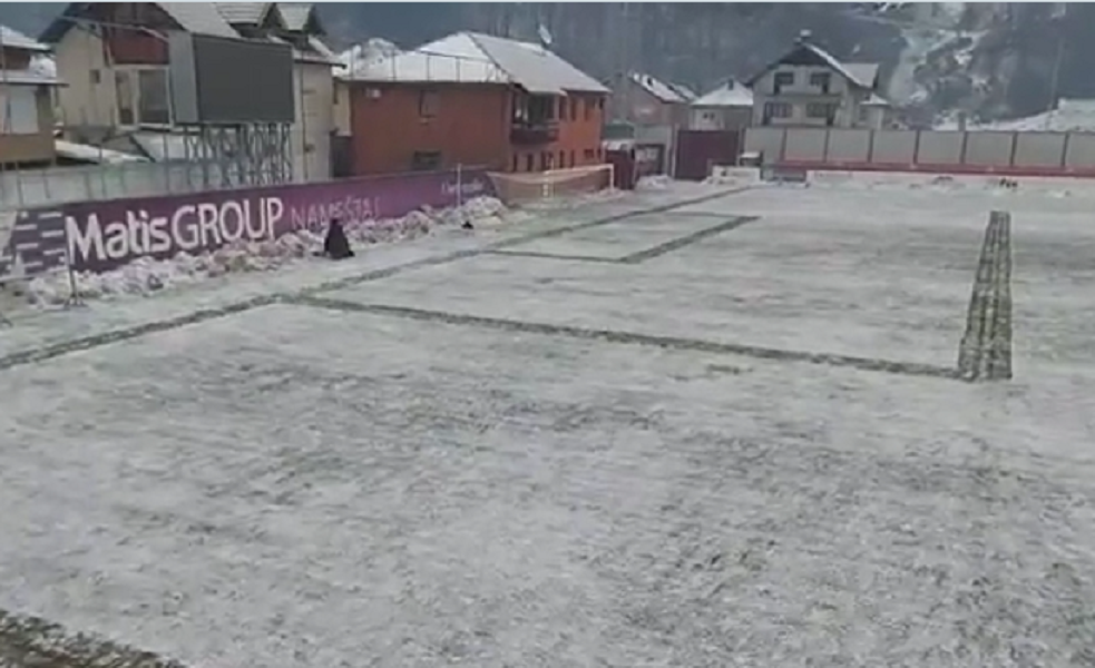 DA LI JE MOGUĆE? Umesto da igraju fudbal, u Ivanjici se igra „hokej na ledu“… Zašto? (VIDEO)