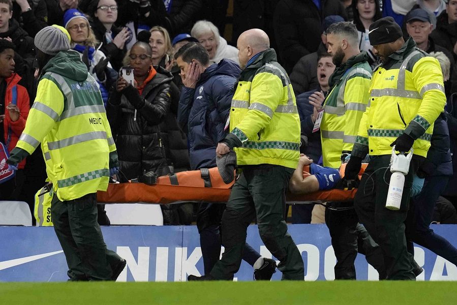 PANIKA U LONDONU Aspilikueta nokautiran na terenu, pa iznet na nosilima (VIDEO)