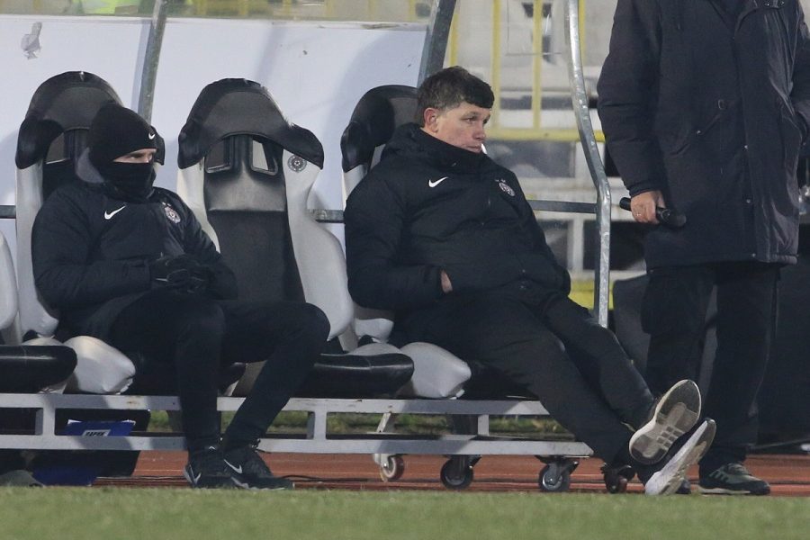PARTIZANOVE MUKE Mnogi neće ili ne smeju na užarenu klupu! Najrealnije je da Petrića zameni…