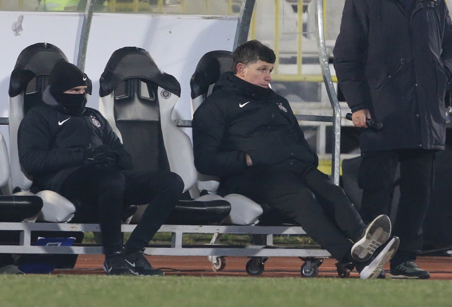 PARTIZANOVE MUKE Mnogi neće ili ne smeju na užarenu klupu! Najrealnije je da Petrića zameni…