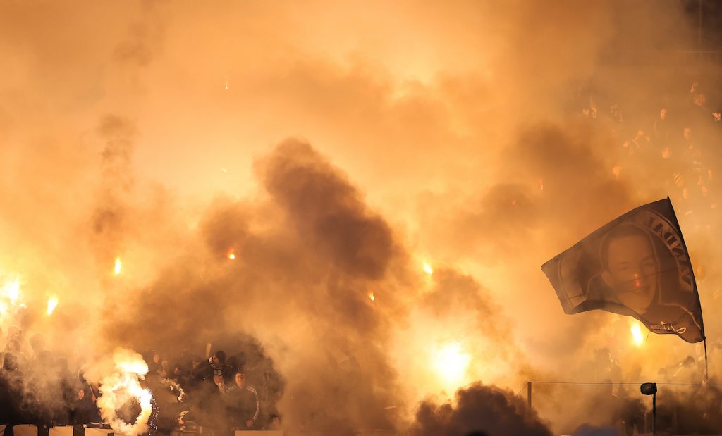 Partizan ponižen, „grobari“ poručili upravi šta su imali, evo i kako su ispratili igrače! (VIDEO)