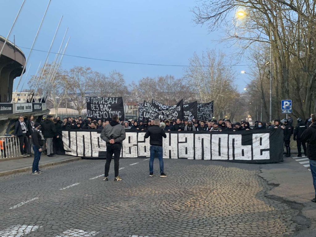 „Grobari“ na protestu pozvali na ujedinjenje i u borbu za spas Partizana… Evo i šta planiraju (VIDEO)