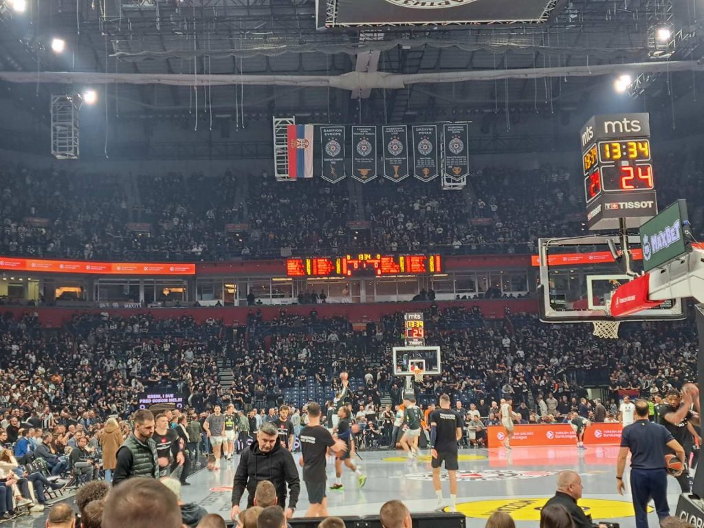 USKORO POČINJE Čekaju se „grobari“ sa fudbala da zaokruže spektakl! Deo južne tribine prazan (VIDEO)
