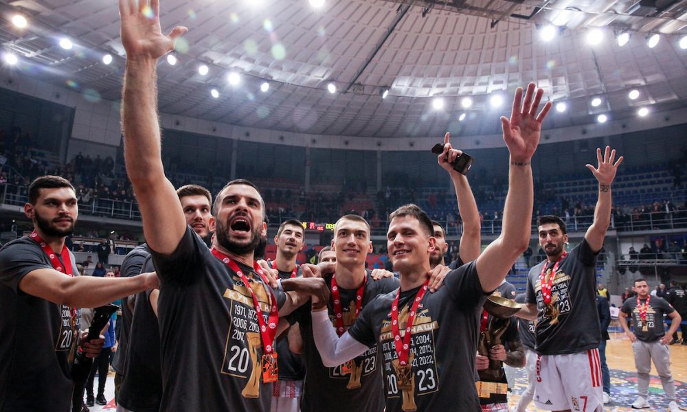 FEŠTA U „ČAIRU“ Zvezda podigla trofej i dobila MVP-ja! Ovako je izgledalo slavlje na postolju (VIDEO)