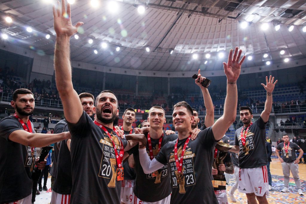 FEŠTA U „ČAIRU“ Zvezda podigla trofej i dobila MVP-ja! Ovako je izgledalo slavlje na postolju (VIDEO)