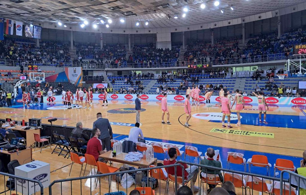 GOTOVO JE „Grobari“ napustili dvoranu, utakmica će da bude nastavljena! Pogledajte kako sada izgleda južna tribina (FOTO)