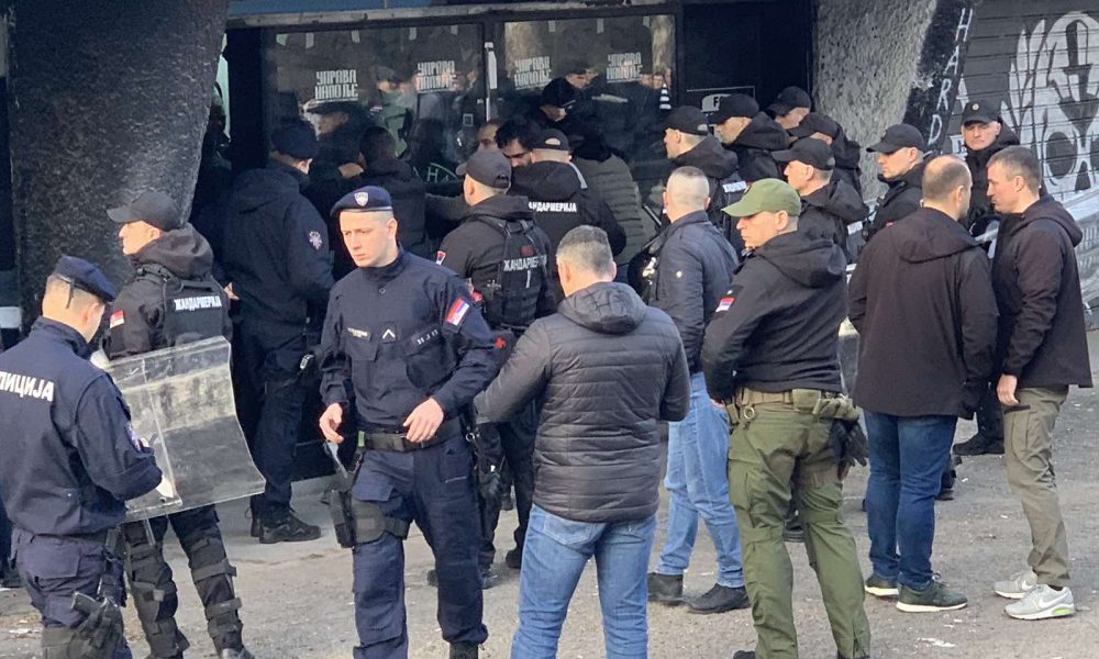 “GROBARI” SE OKUPLJAJU Mnogo policije oko stadiona, navijači pristižu na protest (VIDEO)