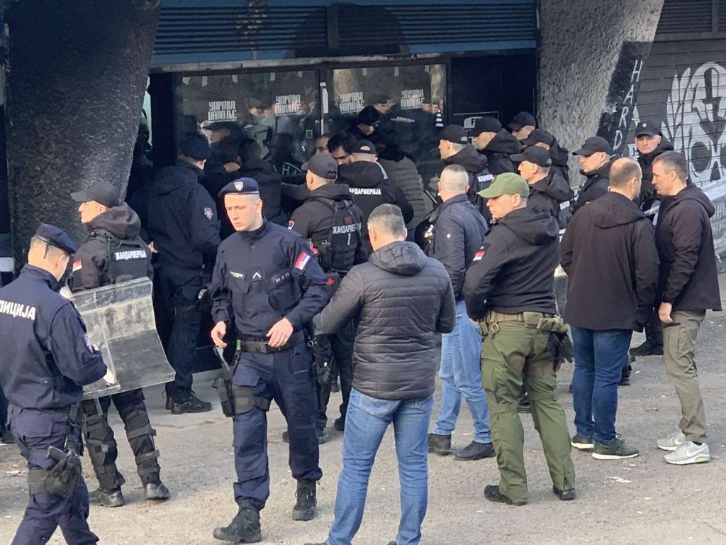 “GROBARI” SE OKUPLJAJU Mnogo policije oko stadiona, navijači pristižu na protest (VIDEO)