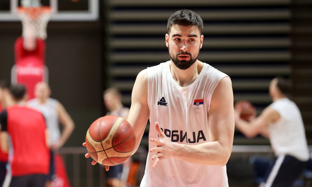 POKAZAO AUTORITET Ristić komunicirao sa novinarima, a onda se pojavio selektor Pešić: Gotovo je, kraj!