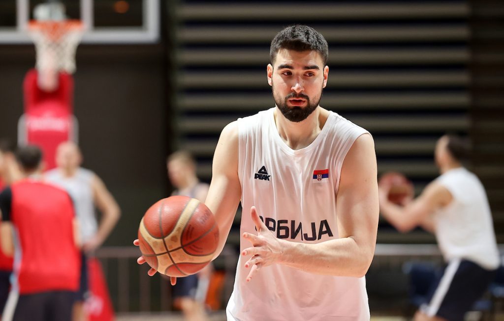POKAZAO AUTORITET Ristić komunicirao sa novinarima, a onda se pojavio selektor Pešić: Gotovo je, kraj!