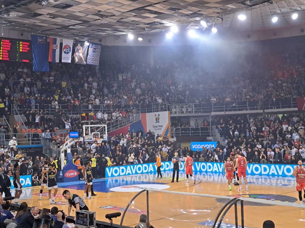 FRKA PRED KRAJ Sudije razdvajale igrače Zvezde i Partizana! Prekid kada je sve već bilo gotovo (VIDEO)