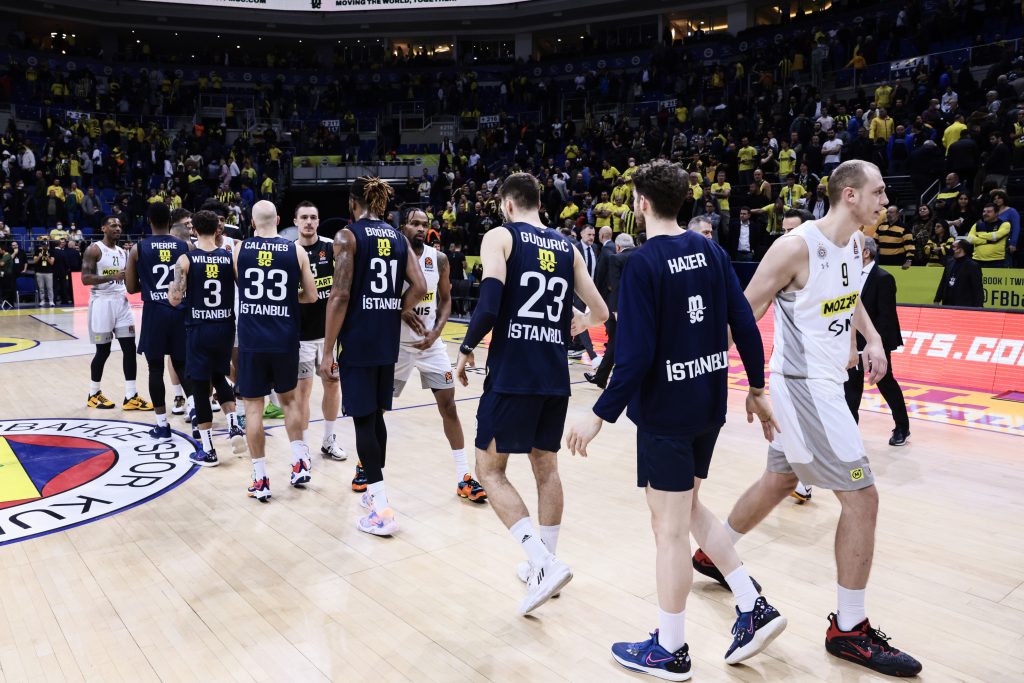 NIŠTA OD ZVEZDE Sjajni bek potpisao novi ugovor! Sada juri ka tituli šampiona Evrope