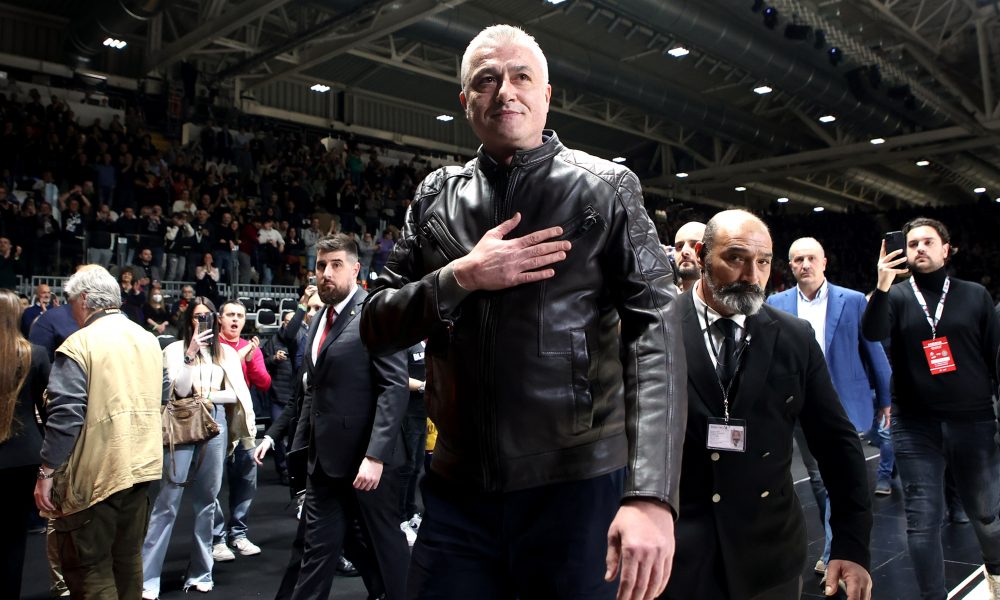SCENA ZA PAMĆENJE Ono kada si legenda oba kluba! Evo kako je dočekan predsednik KSS-a u Bolonji (VIDEO)