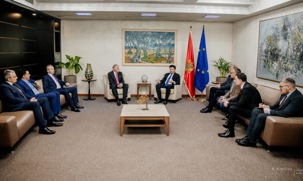 SASTANAK U VLADI Bratski odnosi saveza Srbije i Crne Gore! Abazović: Fudbal spaja ljude! (VIDEO)