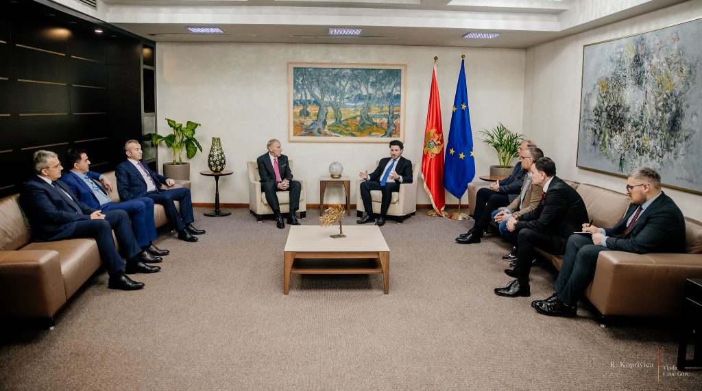 SASTANAK U VLADI Bratski odnosi saveza Srbije i Crne Gore! Abazović: Fudbal spaja ljude! (VIDEO)