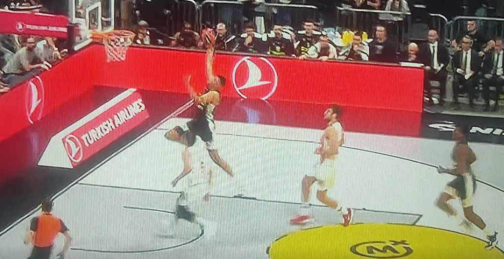 Eksum zakucao Olimpijakos i zapalio „Arenu“ (VIDEO)