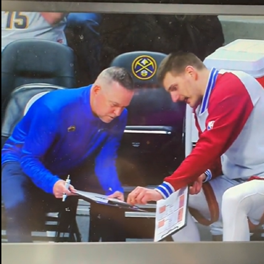 ŠEFE, GLEDAJ OVAMO! Jokić tokom poluvremena objašnjavao akciju Melounu (VIDEO)