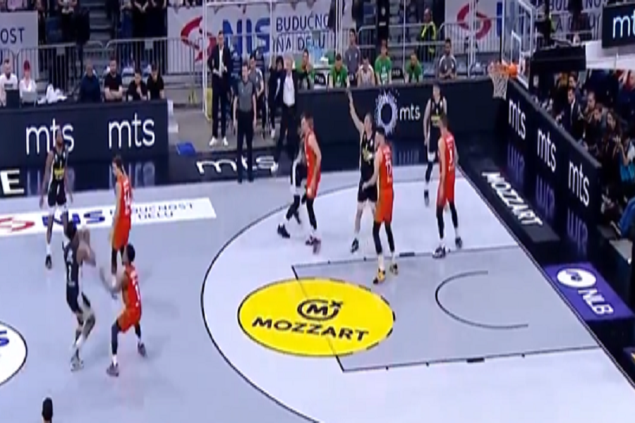LEDEJ SA PARKINGA Partizan drugo poluvreme otvorio spektakularnom trojkom (VIDEO)