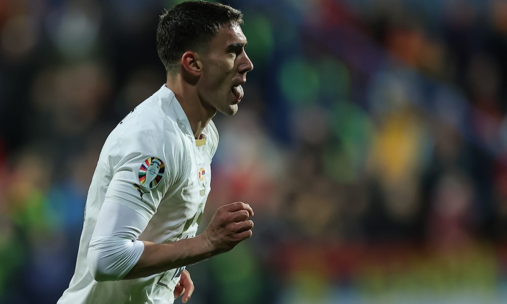 SKANDALOZNO PONAŠANJE Vlahović dao gol, a navijači ga gađali! Velika sramota domaćih (VIDEO)