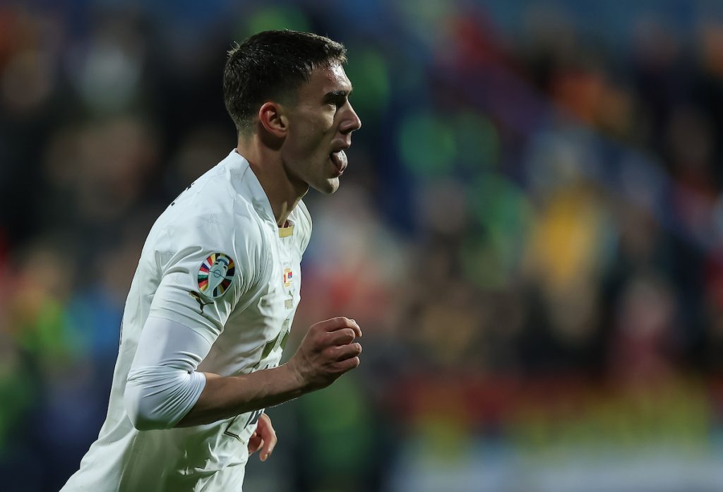 SKANDALOZNO PONAŠANJE Vlahović dao gol, a navijači ga gađali! Velika sramota domaćih (VIDEO)