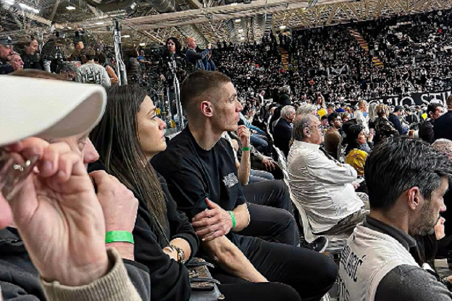 FOTO UBOD Bleki uz „Grobare“ u Bolonji bodrio Partizan, mnogi primetili i njegovu lepšu polovinu