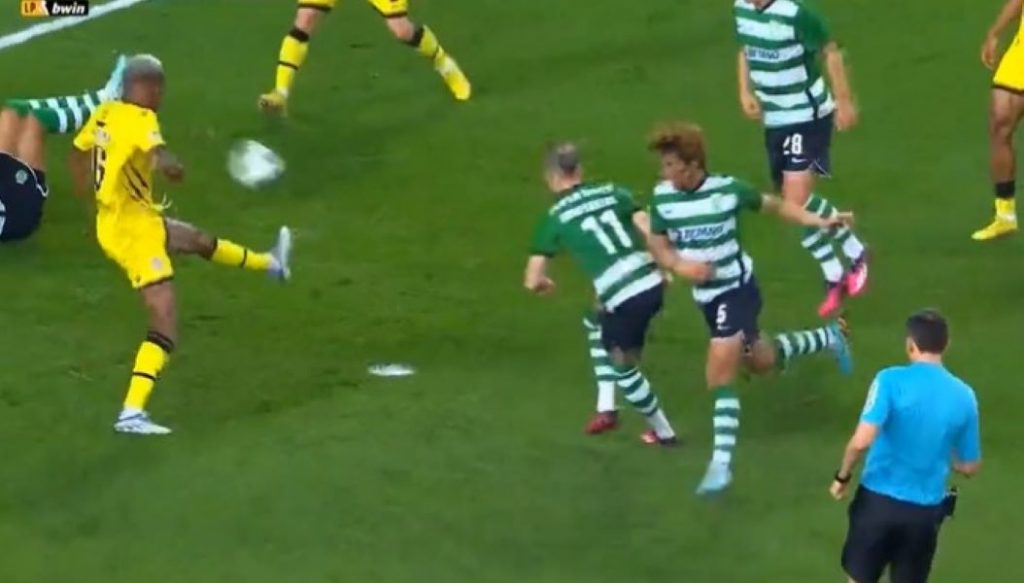 OVO VREDI VIDETI NEKOLIKO PUTA Fudbaler Sportinga rabonom poslao loptu u mrežu (VIDEO)