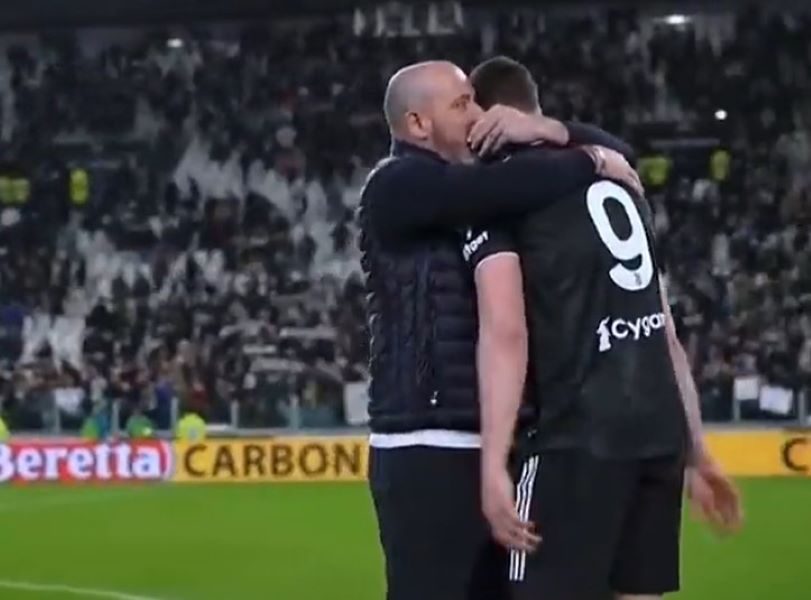 Stanković posle utakmice grlio Vlahovića, a potom otkrio šta mu je rekao (VIDEO)