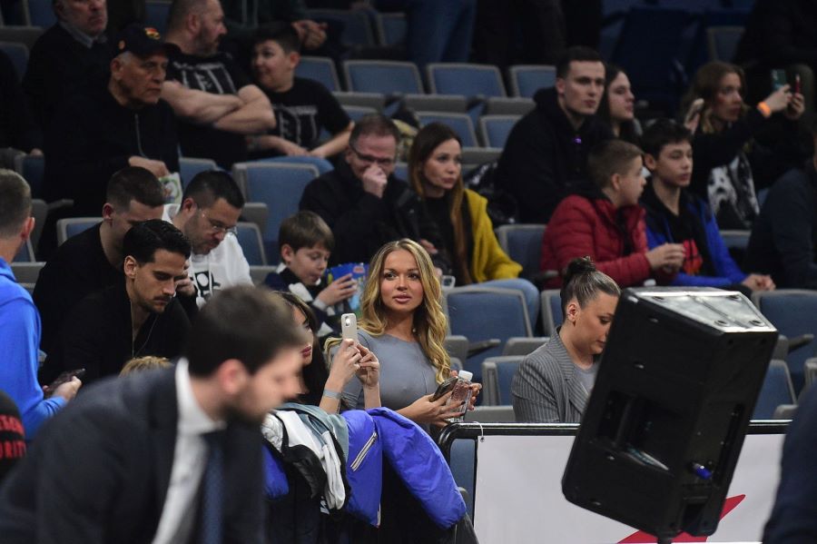 SRCE JOJ CRNO-BELO, IMA LI TU MESTA ZA VILDOZU? Srpska pevačica u Areni pevala himnu Partizana i pričala o Argentincu (VIDEO)
