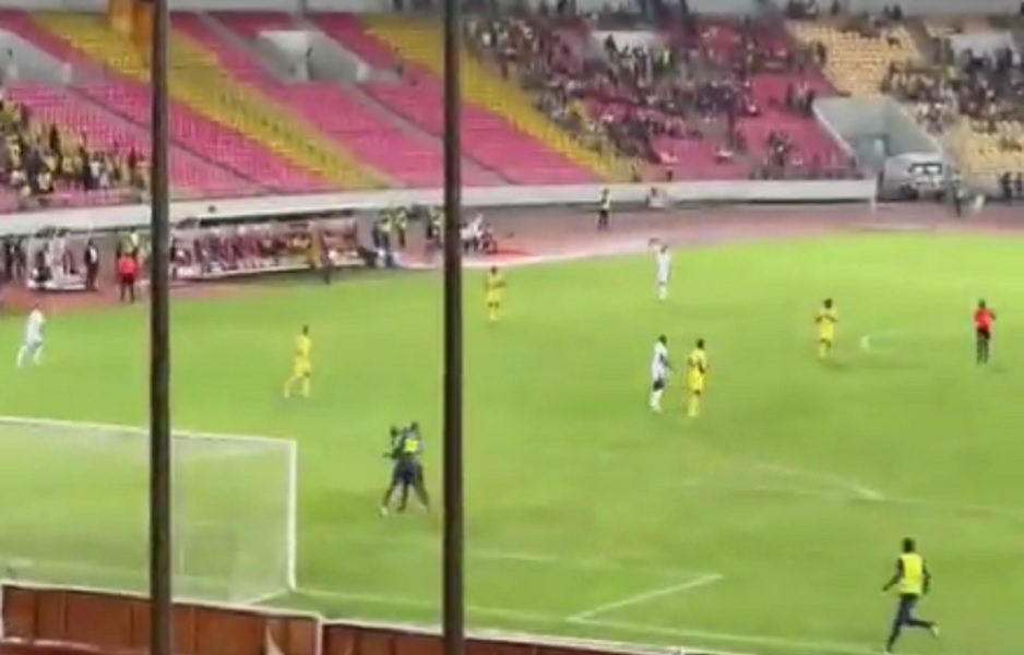 DESILO SE U AFRIČKOJ LIGI ŠAMPIONA Navijač utrčao na teren, napao golmana svog tima, usledila žestoka tuča! (VIDEO)