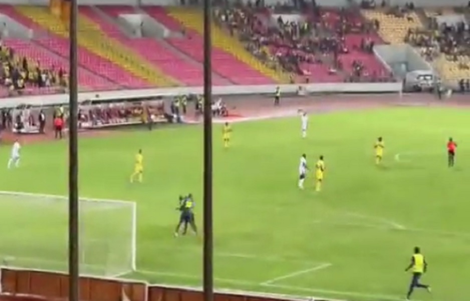 DESILO SE U AFRIČKOJ LIGI ŠAMPIONA Navijač utrčao na teren, napao golmana svog tima, usledila žestoka tuča! (VIDEO)