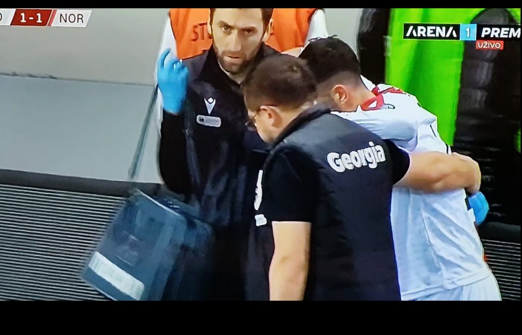 LOŠE VESTI IZ BATUMIJA Levi bek Zvezde teže povređen, jedva napustio teren (VIDEO)