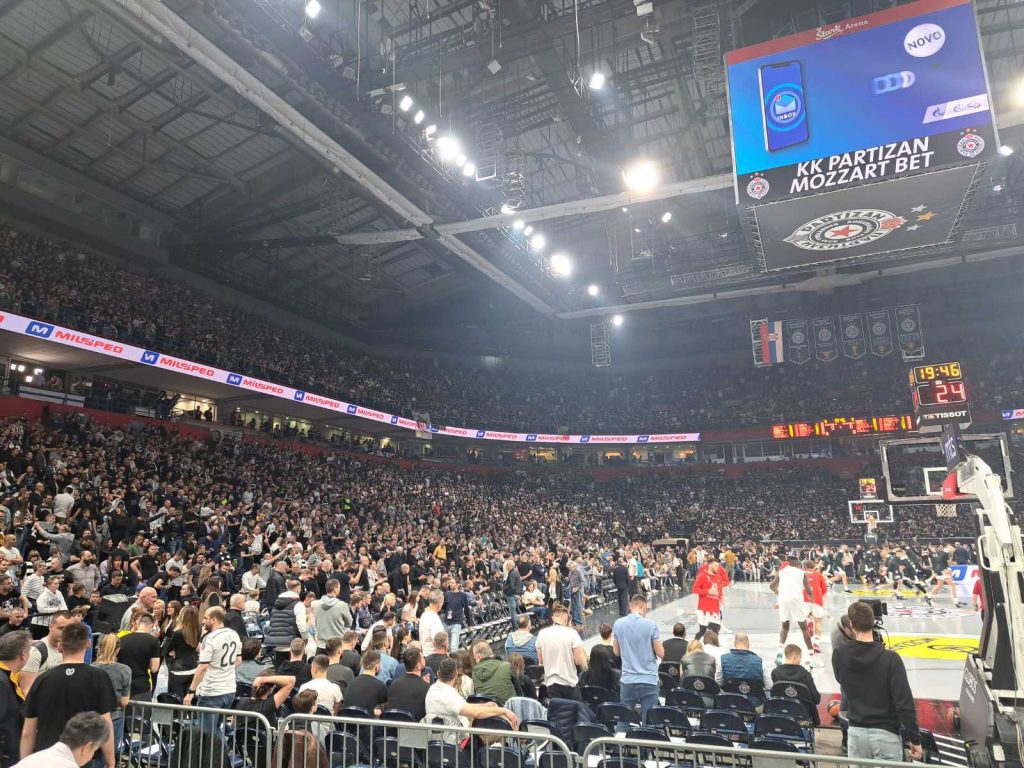 SVE SPREMNO ZA SPEKTAKL Lidera čeka paklena atmosfera u „Areni“! Evo kako izgleda unutrašnjost hale 15 minuta pred početak (VIDEO)