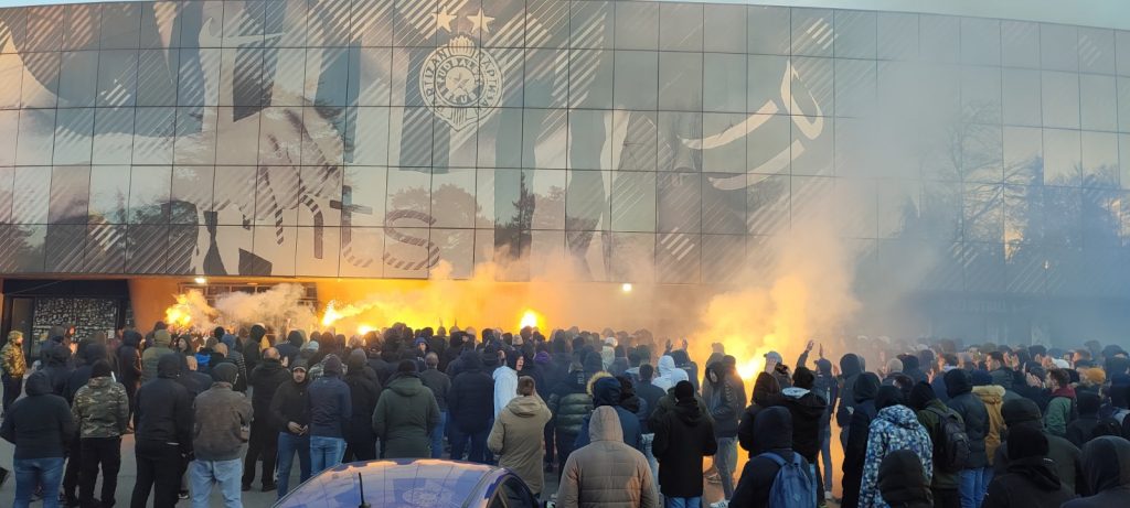 „GROBARI“ „ZAPALILI“ HUMSKU Navijači pozvali legende kluba da im se pridruže u borbi (FOTO+VIDEO)