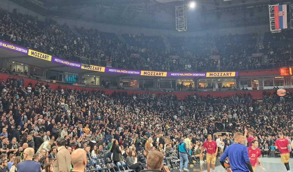 VERNOST NA DELU „Grobari“ ostali uprkos porazu! Pesma podrške za Partizan (VIDEO)