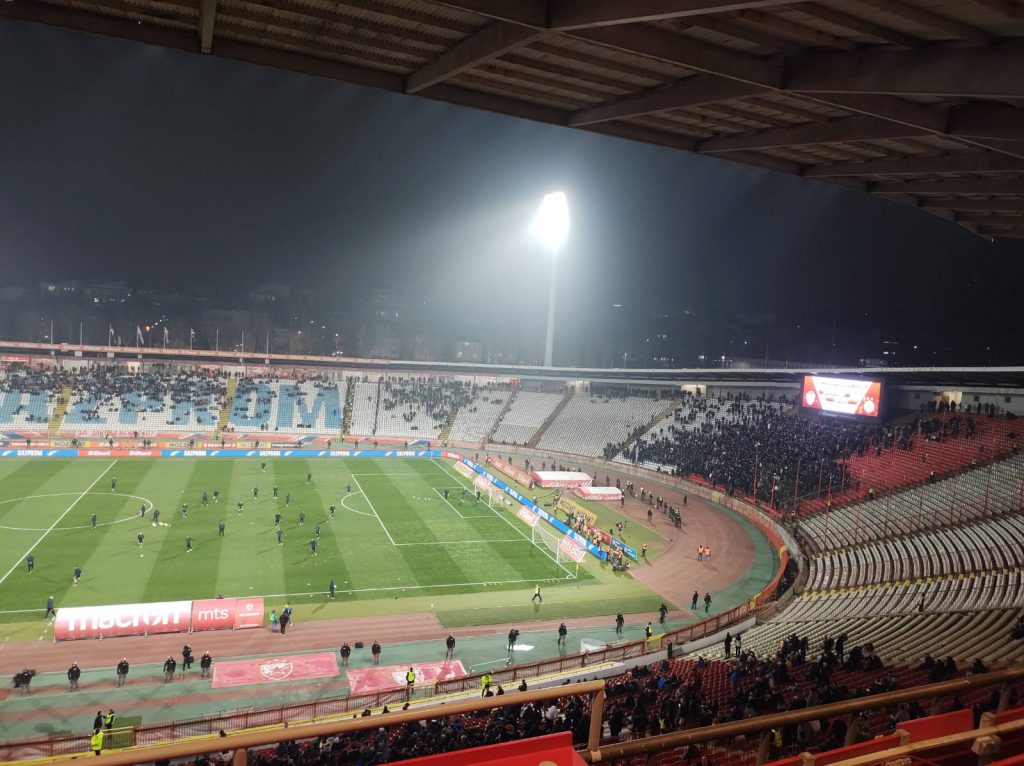 PRVI SNIMCI SA „MARAKANE“ Navijači pristižu, „delije“ imale poruku za „grobare“, a oni za svoje igrače (VIDEO)