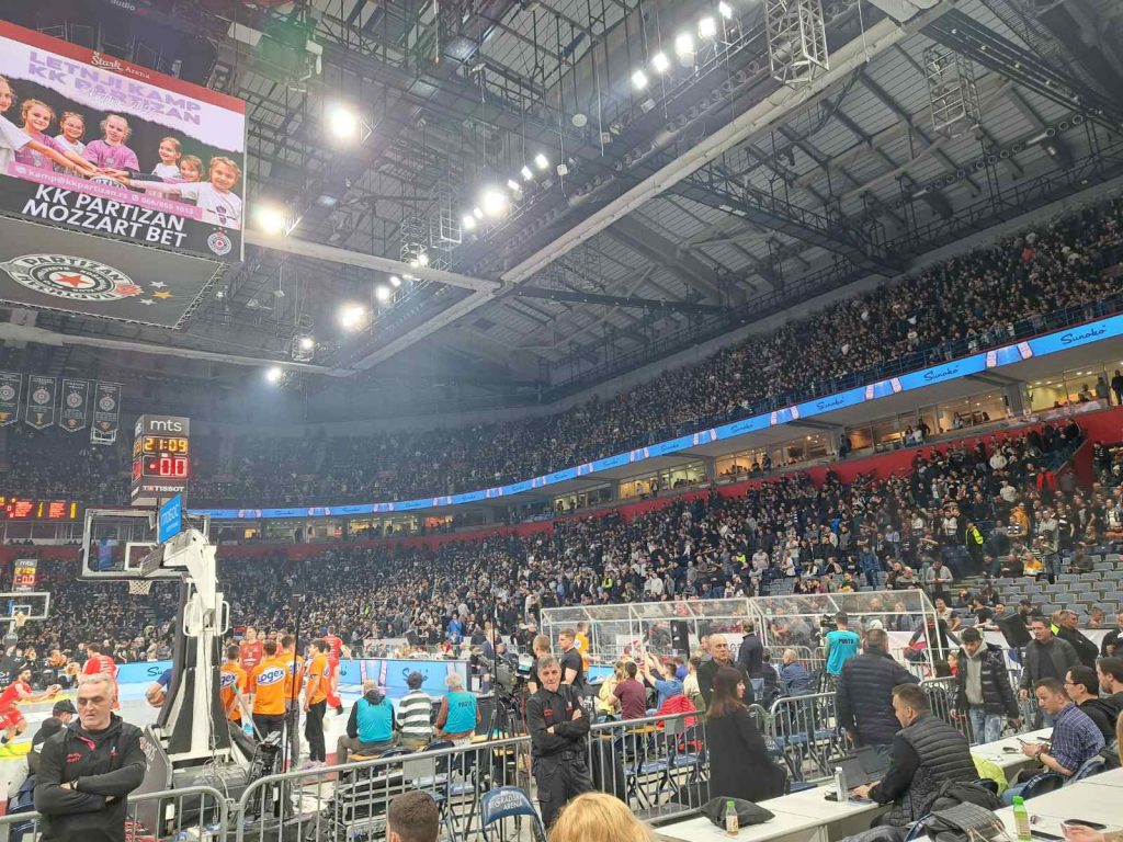 USKORO POČINJE DERBI Evo kako je „Arena“ dočekala igrače oba tima (VIDEO)