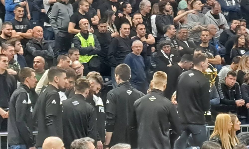 POZDRAV ZA POBEDNIKE Odbojkaši Partizana doneli pehar u Arenu! Pogledajte kako su ih „grobari“ dočekali (VIDEO)