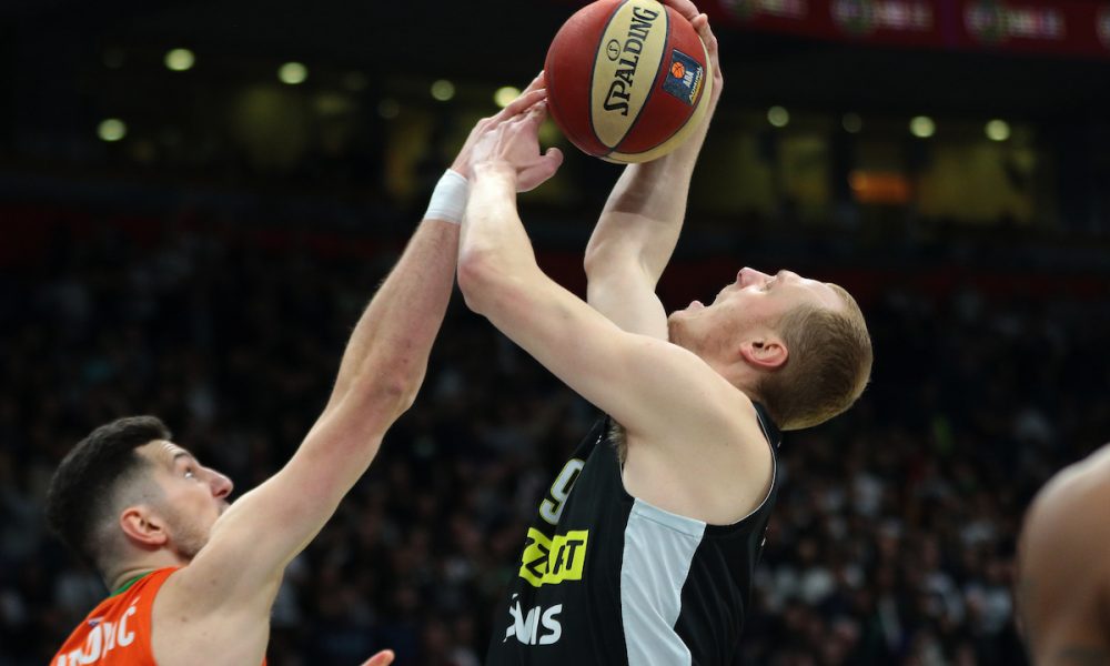 POLUVREME Loš početak, ali Partizan ima čoveka preokreta! Mali zaostatak crno-belih posle prvih 20 minuta