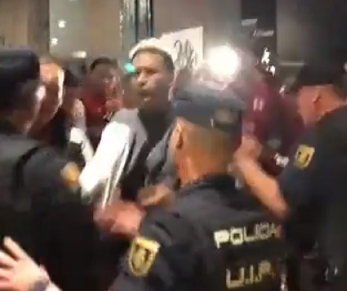 VIDESMO I TO ČUDO Policija napala fudbalere reprezentacije, misleći da su navijači! (VIDEO)