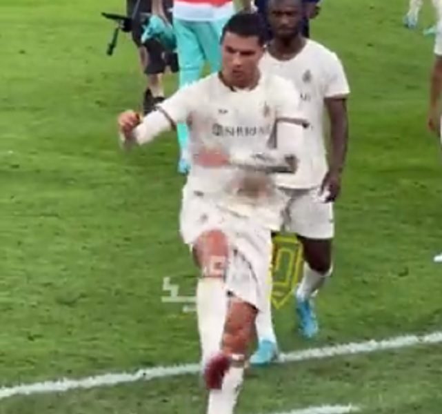 OSTAO JE ISTI Ronaldo izgubio u derbiju, besan šutirao flašice, a sa tribina je stigla dodatna, neizdrživa provokacija (VIDEO)