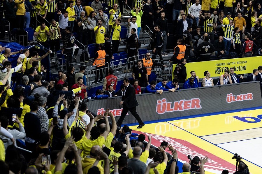NIJE IZDRŽAO Ataman napustio teren pre kraja meča, publika ga ispratila zvižducima (VIDEO)