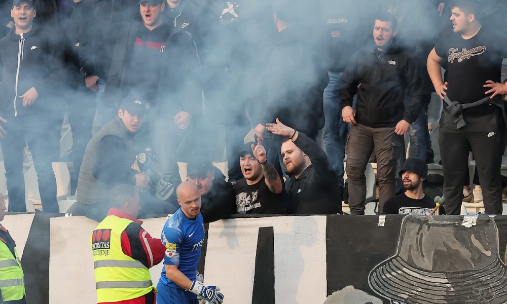 IGRAČI PARTIZANA STALI UZ „GROBARE“ Trenutak kada je golman crno-belih sudiji poručio nešto što je oduševilo navijače (VIDEO)