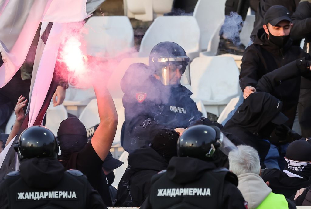 HAOS NA BANOVOM BRDU Tuča sa policijom, letele baklje i stolice (FOTO)