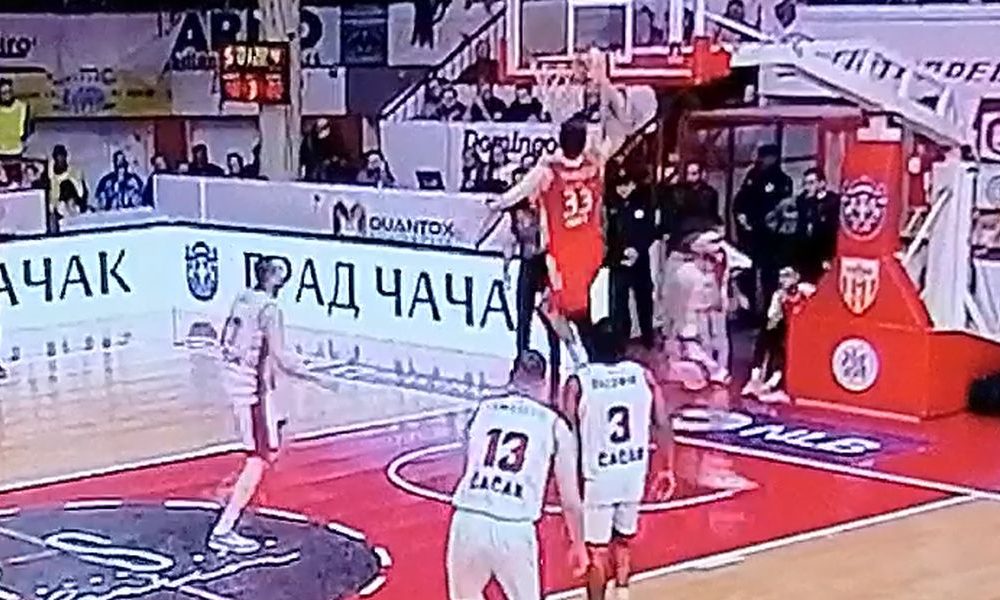 BUM! Petrušev „iščupao“ obruč u Čačku! Brutalno zakucavanje centra crveno-belih (VIDEO)
